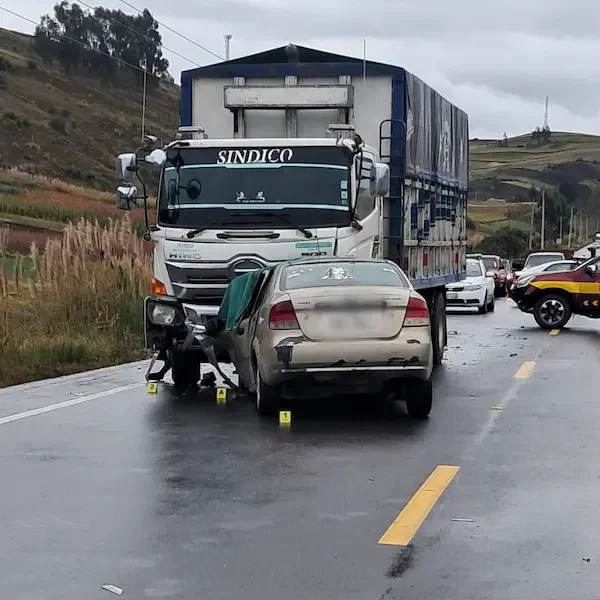 Trágico accidente en Colta deja dos muertos tras choque
