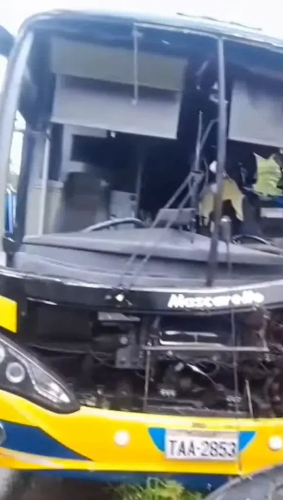 Bus con placas de Tungurahua envuelto en grave accidente