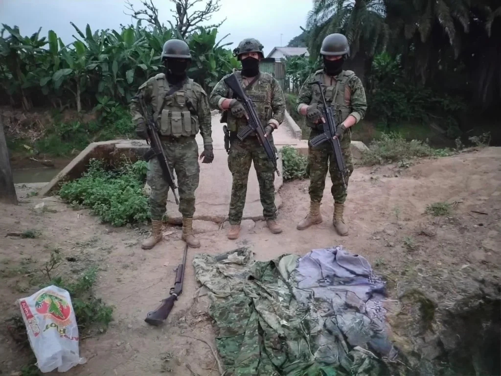 Militares de la Brigada Blindada Galápagos hallan arma en casa abandonada