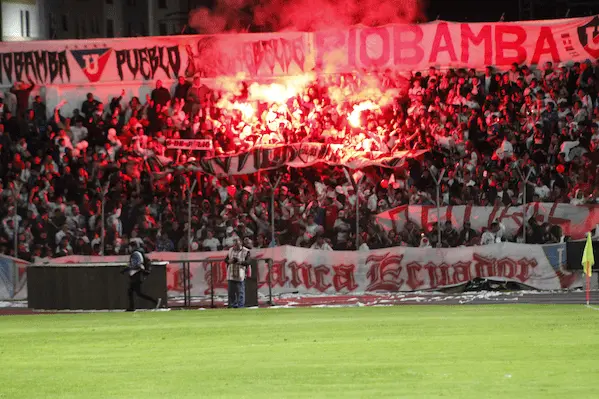 Hinchas de Olmedo y Liga de Quito en 'batalla campal'