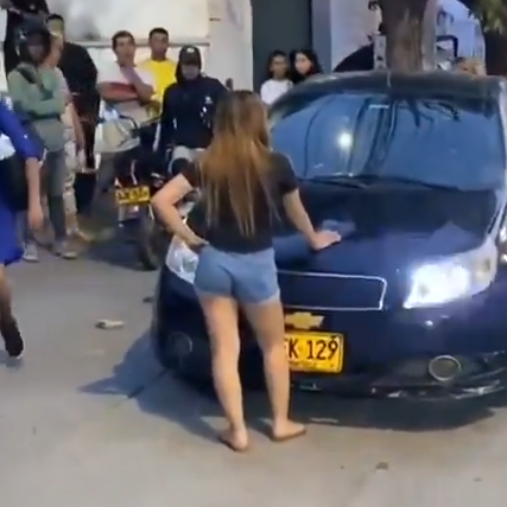 Hija destrozó el carro de su padre tras verlo con su amante