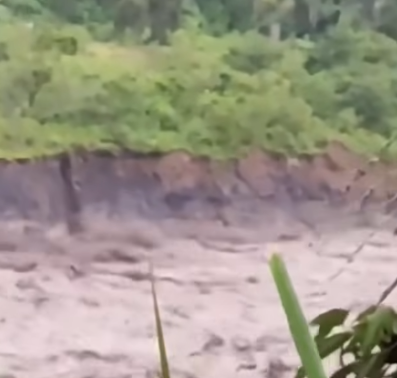 Una mujer cayó al río mientras grababa
