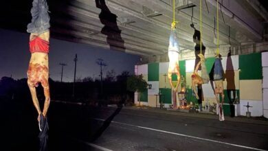 Hallan 16 cuerpos en un carro y 4 colgados de un puente