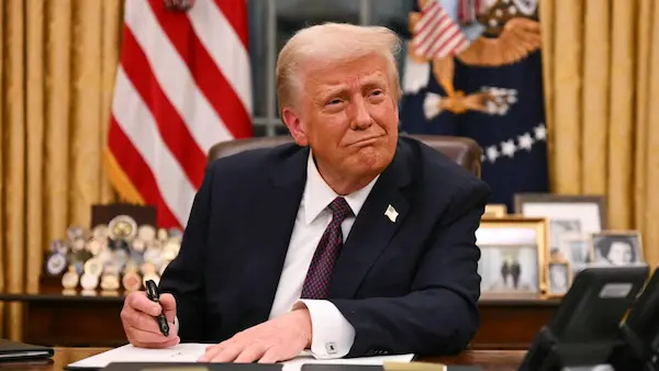 Trump firma ley que aumenta precio de visas de turista a EE.UU