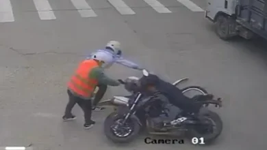 Cámara capta ataque armado de sicarios a hombre en motocicleta