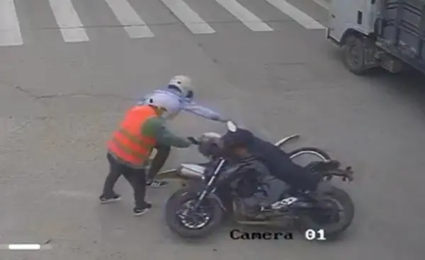 Cámara capta ataque armado de sicarios a hombre en motocicleta