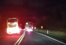 ¡Increíble imprudencia! Bus pone en riesgo vidas en carretera