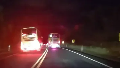 ¡Increíble imprudencia! Bus pone en riesgo vidas en carretera