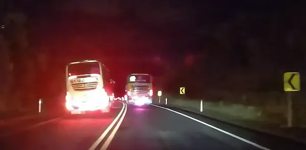 ¡Increíble imprudencia! Bus pone en riesgo vidas en carretera