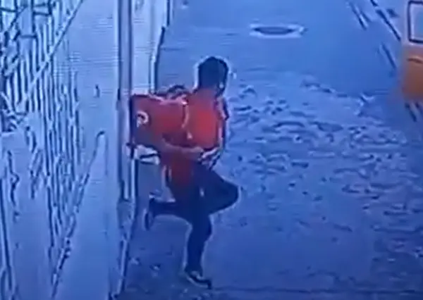 Hombre se disfrazó de repartidor para asaltar a plena luz del día