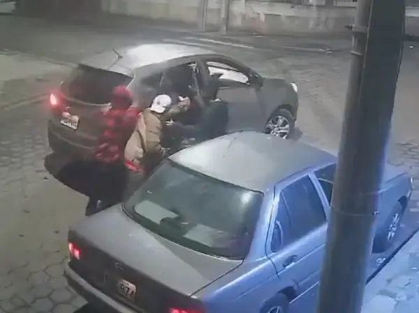 3 delincuentes secuestran a joven y roban su vehículo