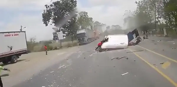 Accidente de tránsito fatal entre bus y camión quedó registrado en video