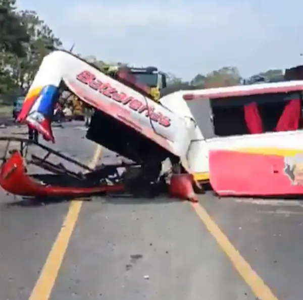 Bus de la Cooperativa Balzañeras partido en dos