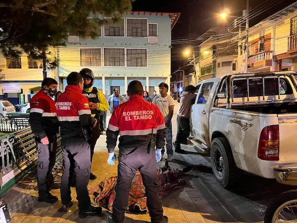 Policía y bomberos asistiendo en emergencia