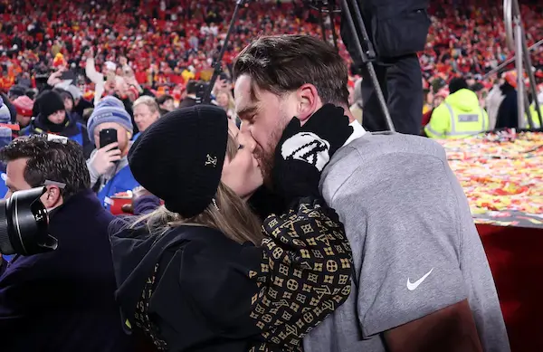 Beso de Taylor Swift y Travis Kelce