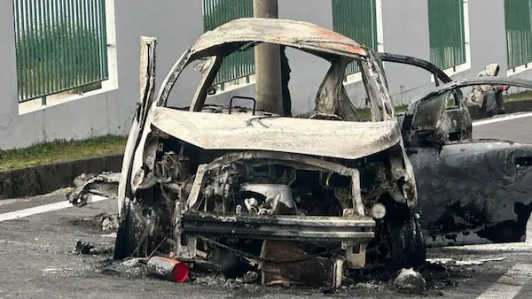 2 personas mueren en incendio vehicular en la av. Simón Bolívar