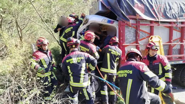 6 heridos y fallecido en accidente de tránsito entre camión y bus interprovincial