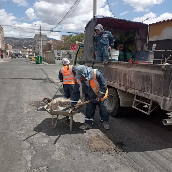 Bacheo en Riobamba: mortero en lugar de asfalto en las calles 