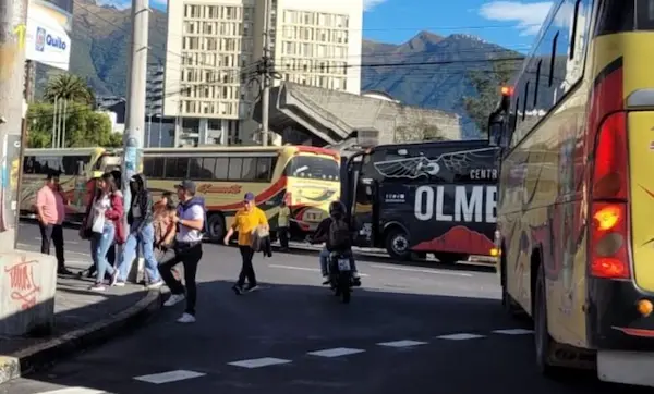 Marcha de Noboa: bus del Olmedo visto en las manifestaciones.