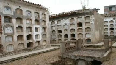 Pareja es captada en teniendo sexo sobre tumbas