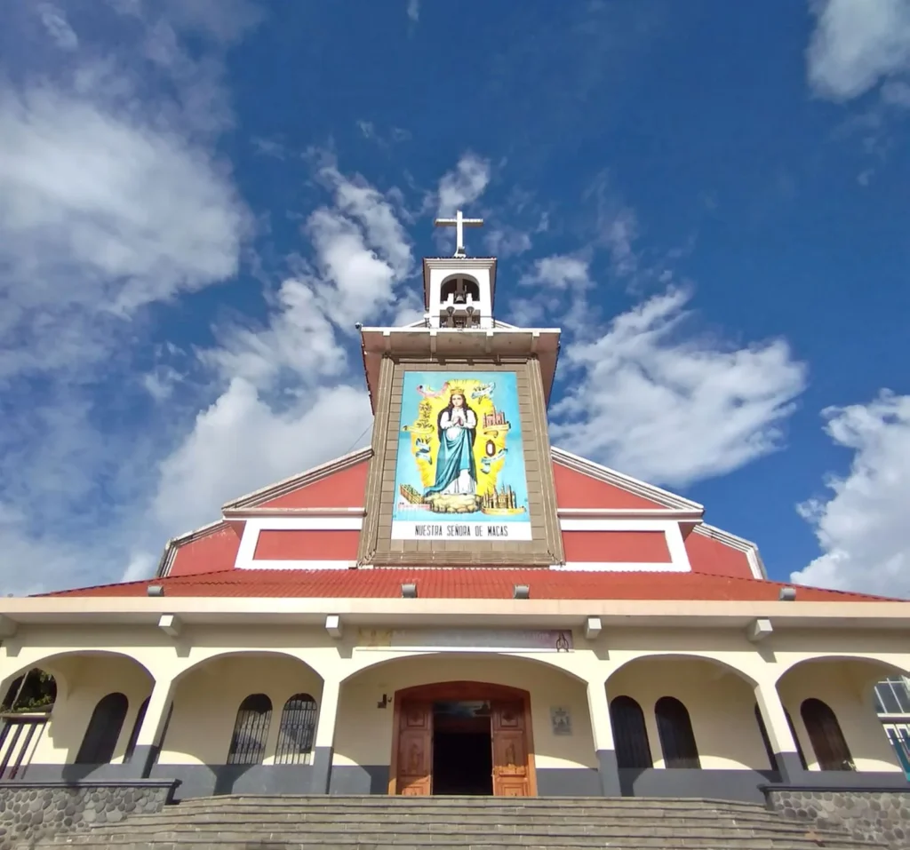 Cierre de vía Macas-Sucúa por caminata en honor a la virgen.