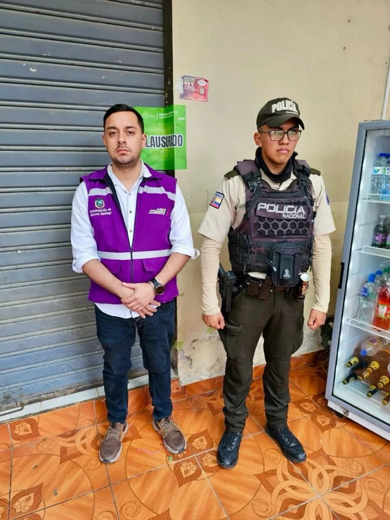 Clausuran local en Gualaquiza y decomisan licor artesanal. 