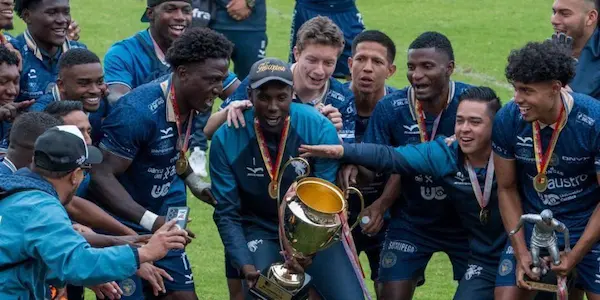 Cuenca Juniors con el trofeo de Azuay.
