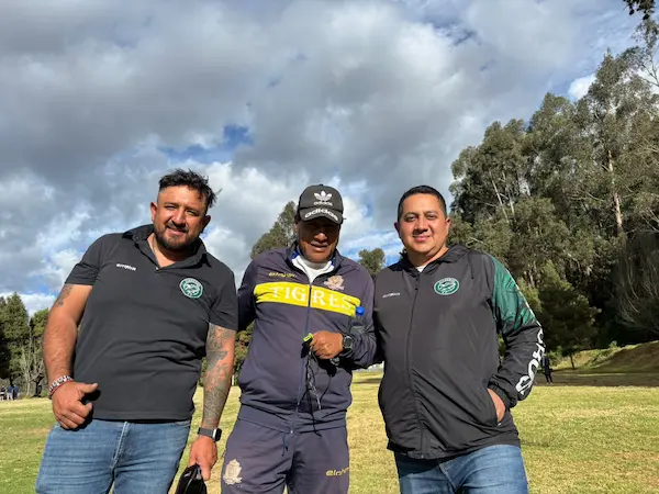 Dirigentes y entrenador de la escuela.
