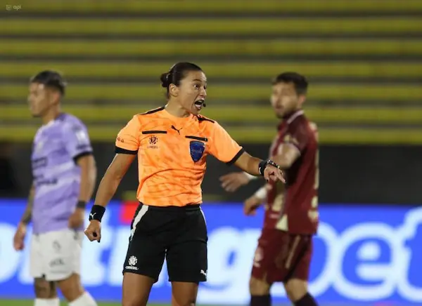 Edina Alvez, la árbitra de la polémica.