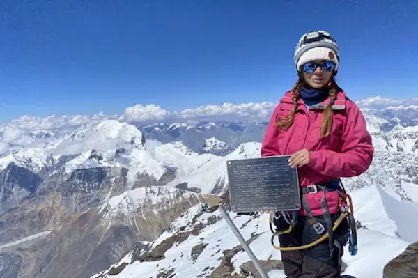 Video de alpinista rusa atrapada, muestra que sigue viva pero se canceló su rescate