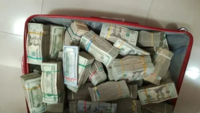 Maleta con más de USD 50 000 encontrada en la casa de una policia