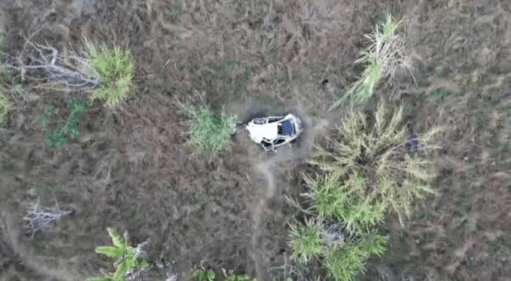 Auto cayó en el acantilado