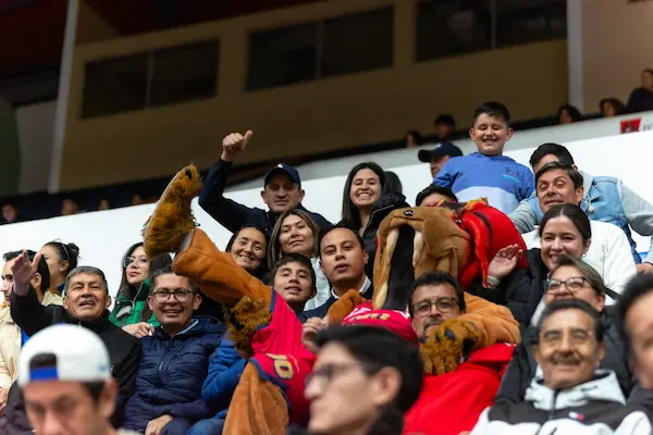Hinchada de los Leones en Riobamba.