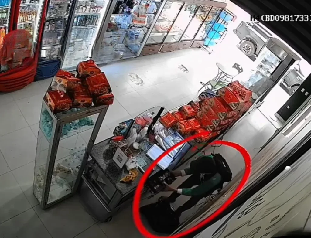 Hombre roba la caja de dinero de una panadería en Caluma.