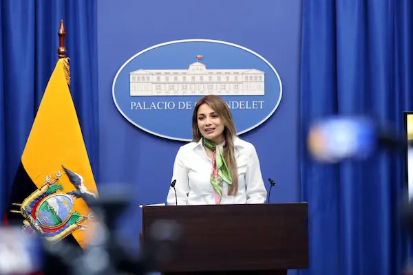 Vocera del Gobierno anunciando el PLAN DE EFICIENCIA ADMINISTRATIVA