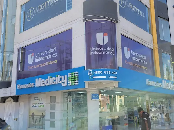 La oficina se ubica entre la Av. Daniel León Borja y Diego de Ibarra (esquina), segundo piso