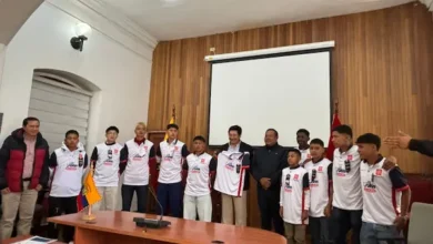 Los 10 jóvenes recibieron la camiseta oficial.