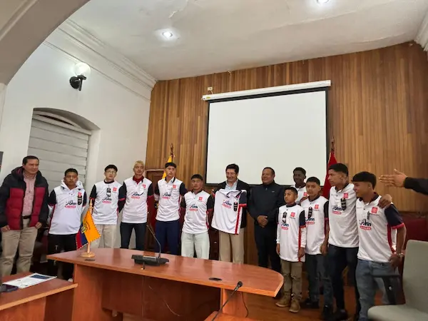 Los 10 jóvenes recibieron la camiseta oficial.
