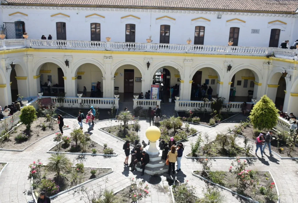 Latacunga Instituto Vicente León con 8 carreras tecnológicas.