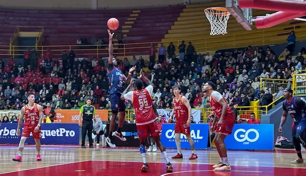 Leones de Riobamba reciben a Cuenca Basket Club por playoffs.