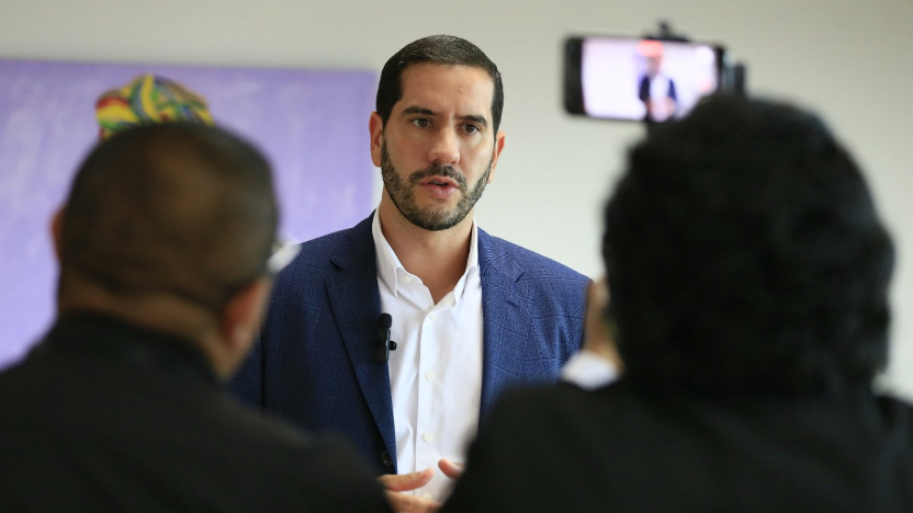 Ministro Roberto Luque reta a Rafael Correa con imagen del avance de la cárcel El Encuentro