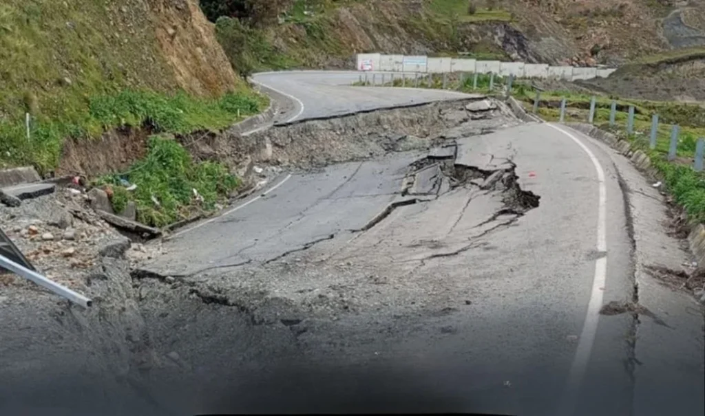Mal estado de la vía E30 en Cotopaxi causa accidentes.