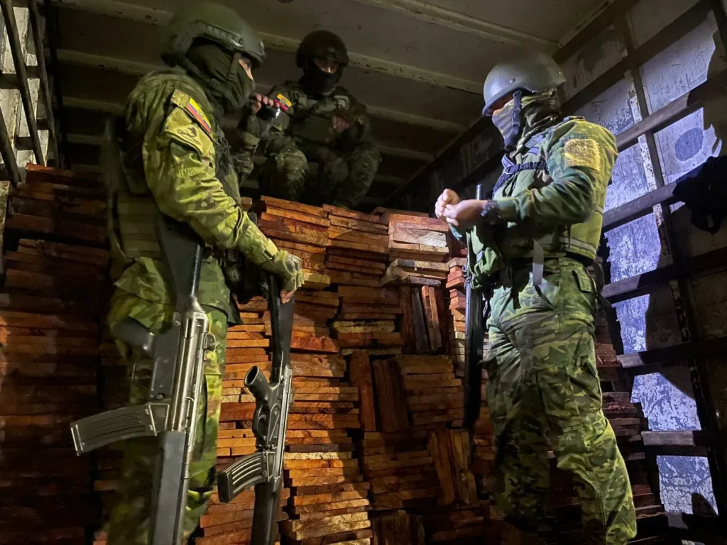 Militares decomisan 900 piezas de madera y camión en Baños.
