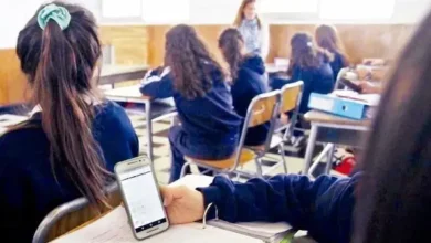 Ministerio de Educación prohibe el uso de celulares en clases