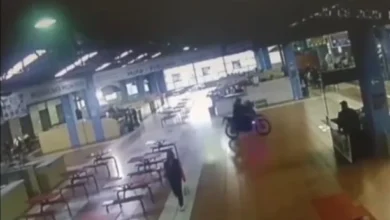 Motociclista baja por gradas eléctricas de mercado en Latacunga.