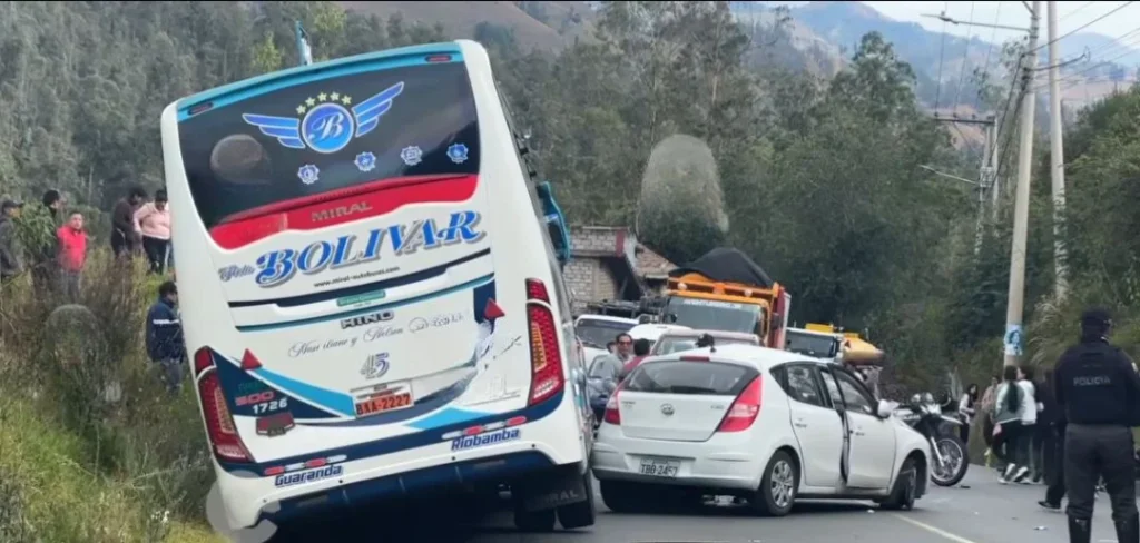 Mujer muere tras accidente en la vía Guaranda - Chimbo.