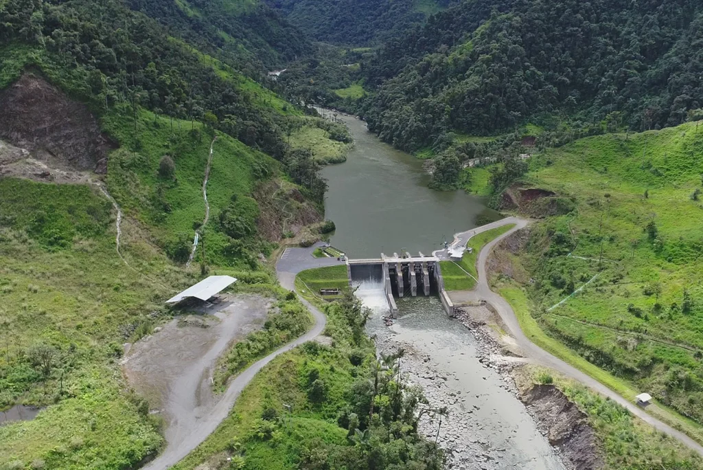 Nueva hidroeléctrica en construcción en el cantón Morona.