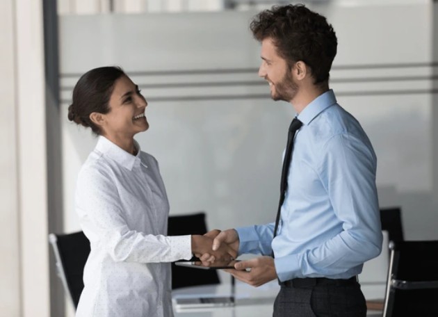 Qué dice de tu personalidad la forma de saludar, según la psicología