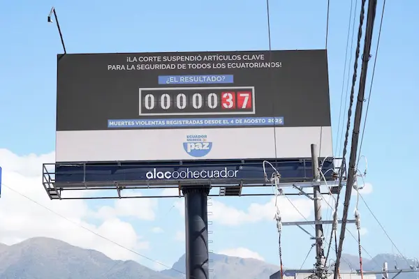 Corte Constitucional es acusada mediante una millonaria valla publicitaria