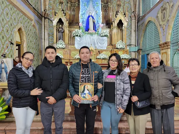 Al centro, el Crnl. de EM Renán Fabricio Miller Rivera y su amada familia, al pie del Altar Mayor
